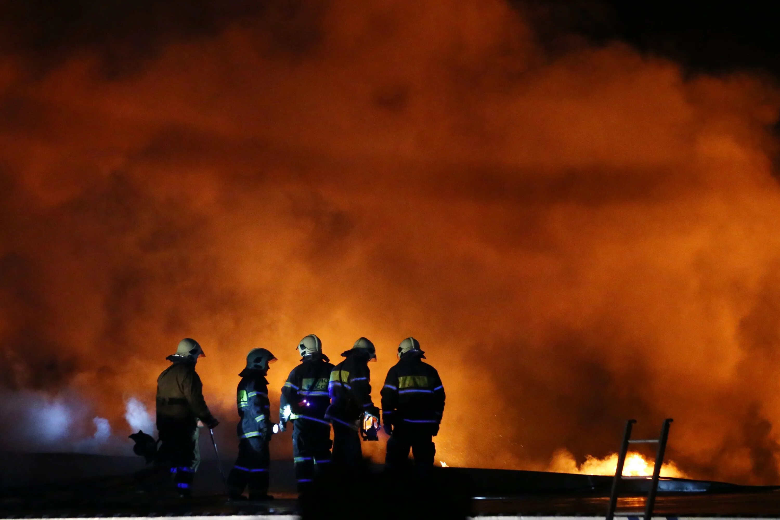 фото с пожара валберис. пожар в городе. пожары на открытом пространстве. фото с пожара валберис. синдика строительный рынок пожар.