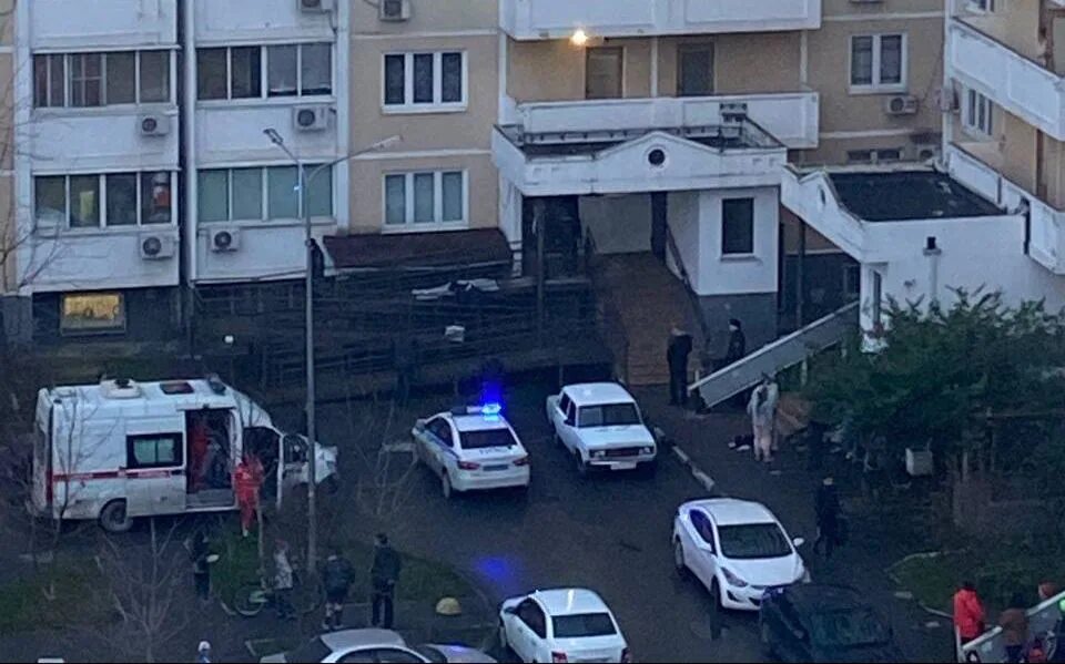 Окно в многоэтажке. 15 летняя девушка выпала из окна. В красноярске из окна выпала девочка 2024. Город из окна. Голова ребенка екатеринбург.
