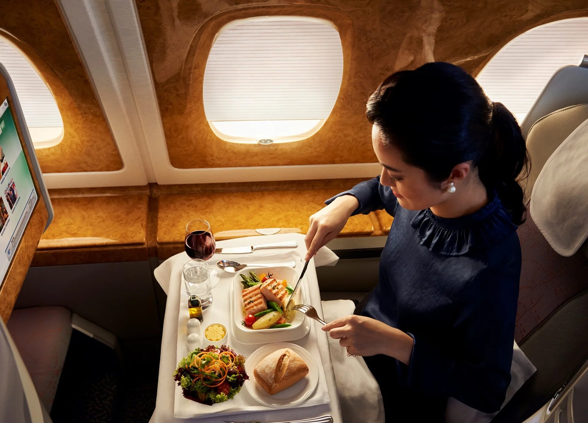 Самолете дают еду. Питание в самолете Эмирейтс. Эмирейтс еда в самолете. Emirates Airlines питание. Бортовое питание Эмирейтс.