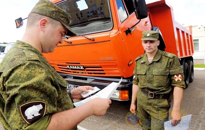 Водителю военного автомобиля. Военный водитель. Военный водитель в армии. Солдат водитель в армии. Форма водителей в армии.