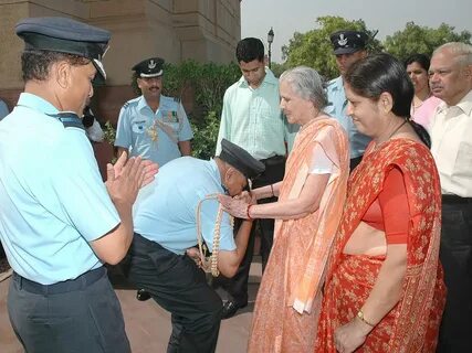 Prabha Vasant Naik blesses her son, Air Chief Marshal, P.V