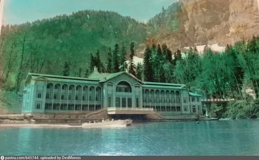Гостиница озеро рица 1955 год. Немецкий турист пойманный на рице. Отель на озере рица. Пансионат на озере рица. Дача сталина на рице в абхазии.