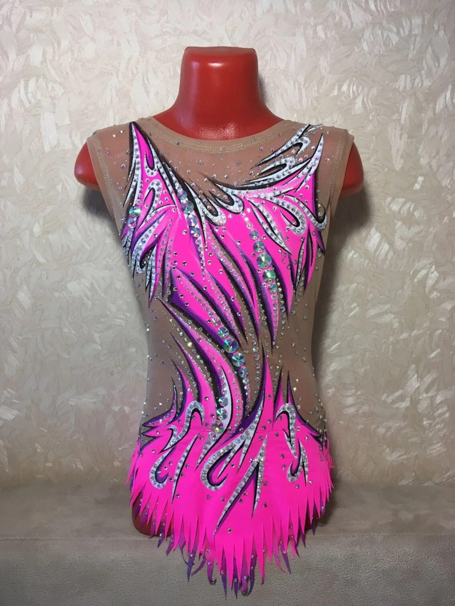 Калмыкова купальники для художественной гимнастики. Розовый купальник для художественной. Купальник для художественной. Купальник для художественной гимнастики розовый. Оникс спорт купальники для художественной гимнастики.