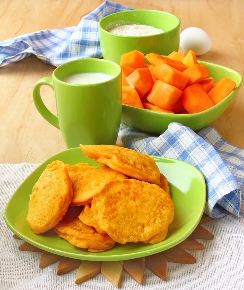 кавын игерчи оладьи из тыквы. тыквенные блинчики. пп оладьи из тыквы. оладьи из тыквы. оладьи с тыквой и творогом.