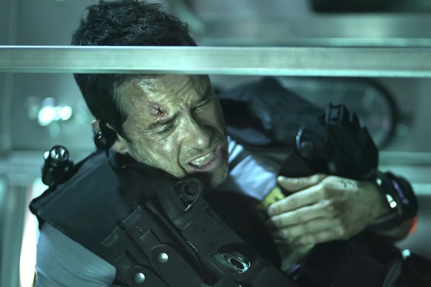 гай пирс напролом. гай пирс торс напролом. фильм напролом 2012 поцелуй. включи напролом. напролом фильм 2012.