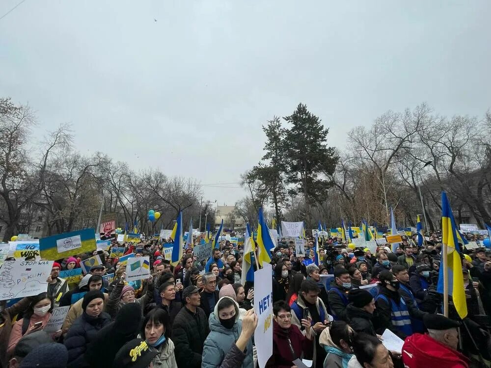 Митинги в поддержку украины. Алма-Ата митинг в поддержку Украины. Митинг. Украина народ.