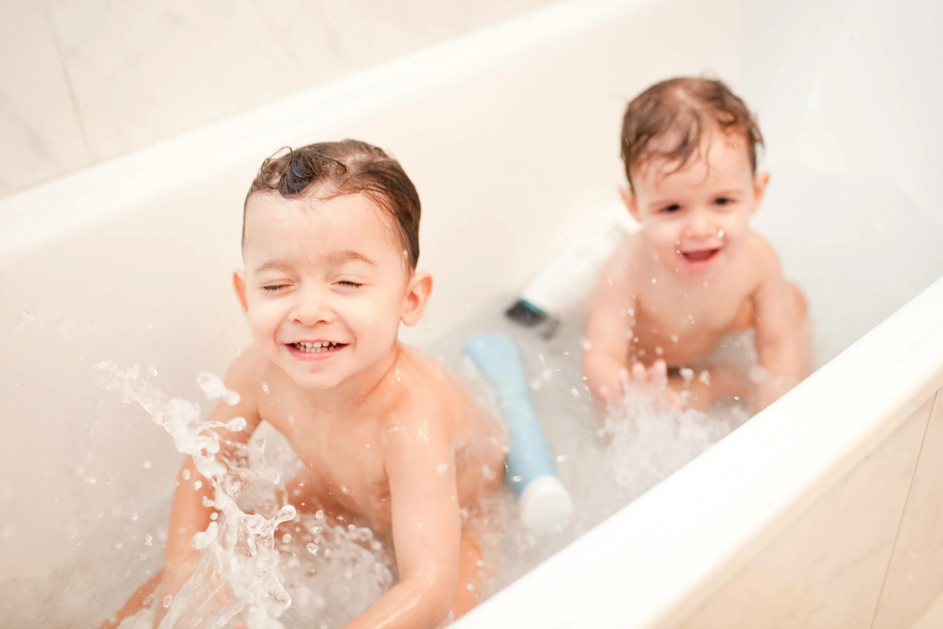 Детишки в ванной. Малыш купается. Дети купаются в ванной. Дети моются в ванной. Малыш купается.