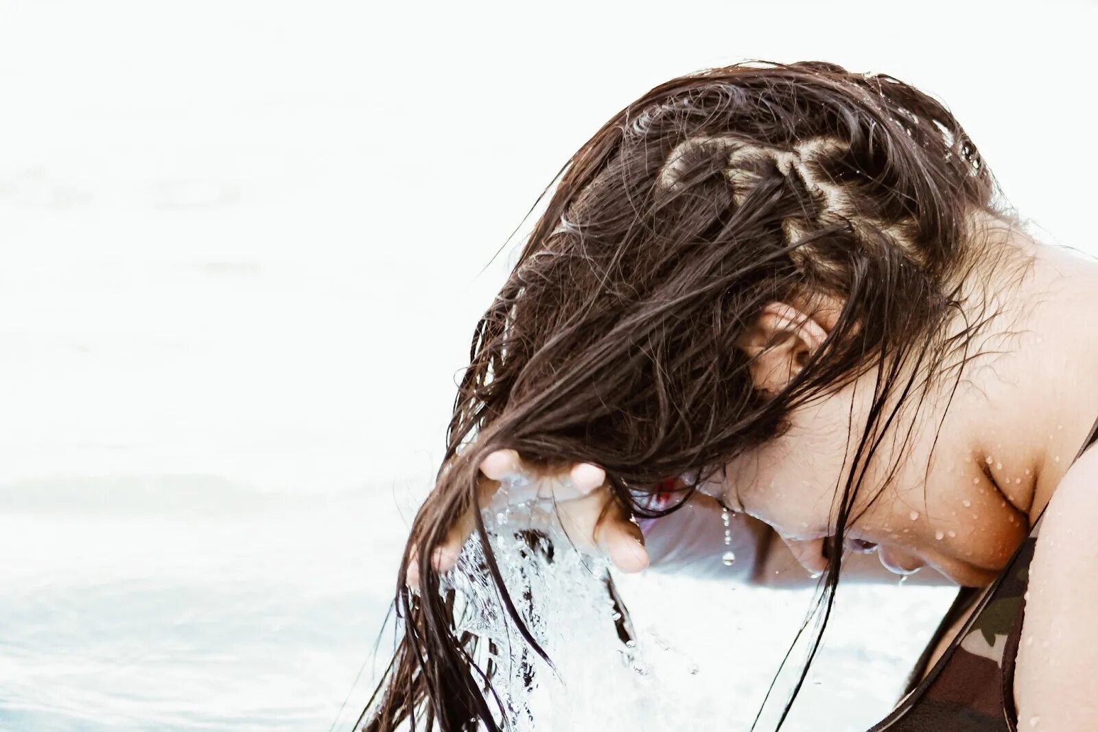 Девушка с мокрыми волосами. Фотосессия с мокрыми волосами. Мокрые ну тые волосы. Брюнетка с мокрыми волосами.