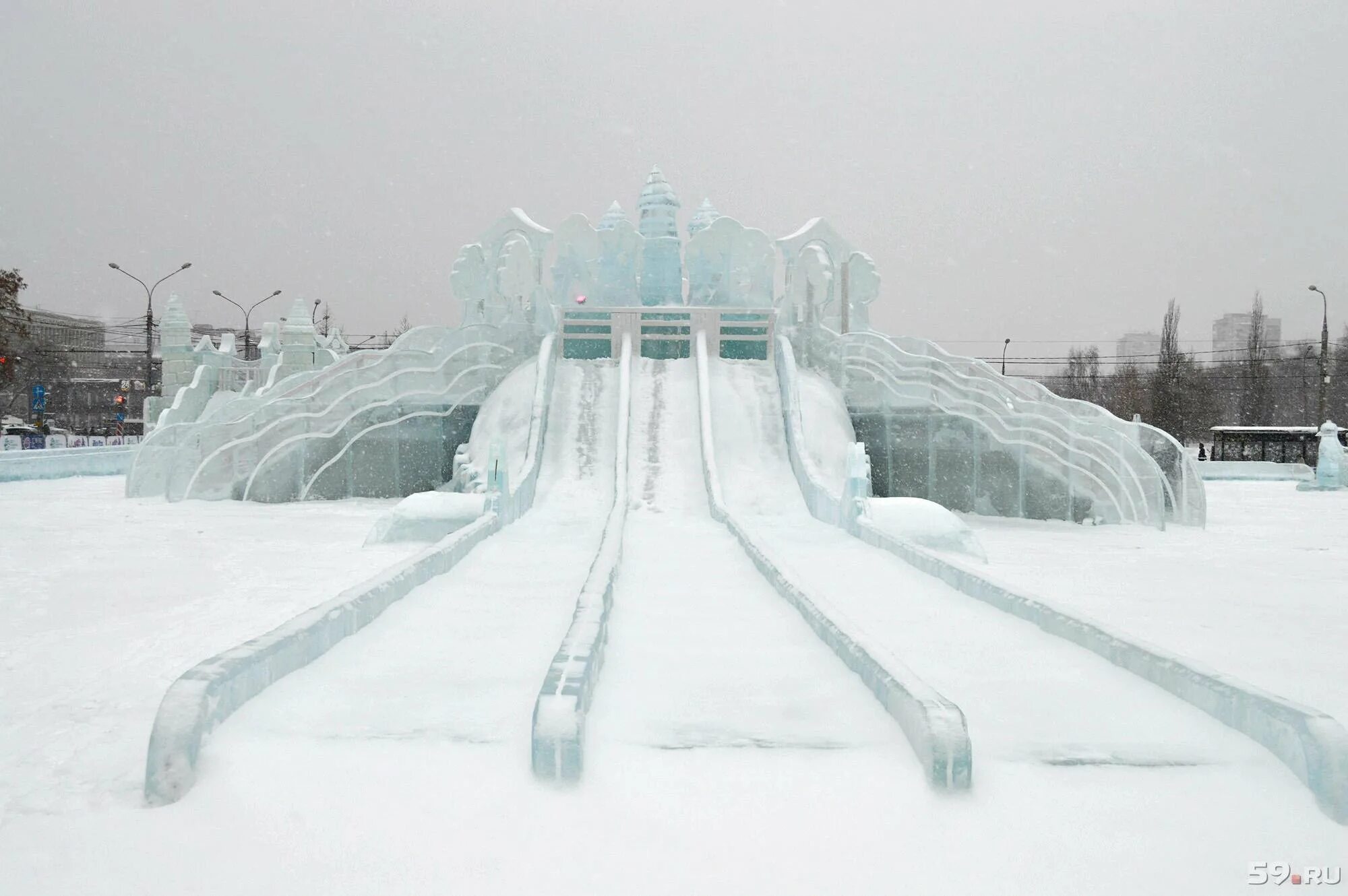 Ледяной городок Новосибирск 2022 на набережной. Мегион ледяной городок. Копейск снежный городок Ледяная горка. Ледяные горки в Сургуте 2022 проспект Ленина.