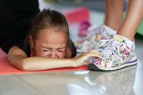 Очень больно растягивают
