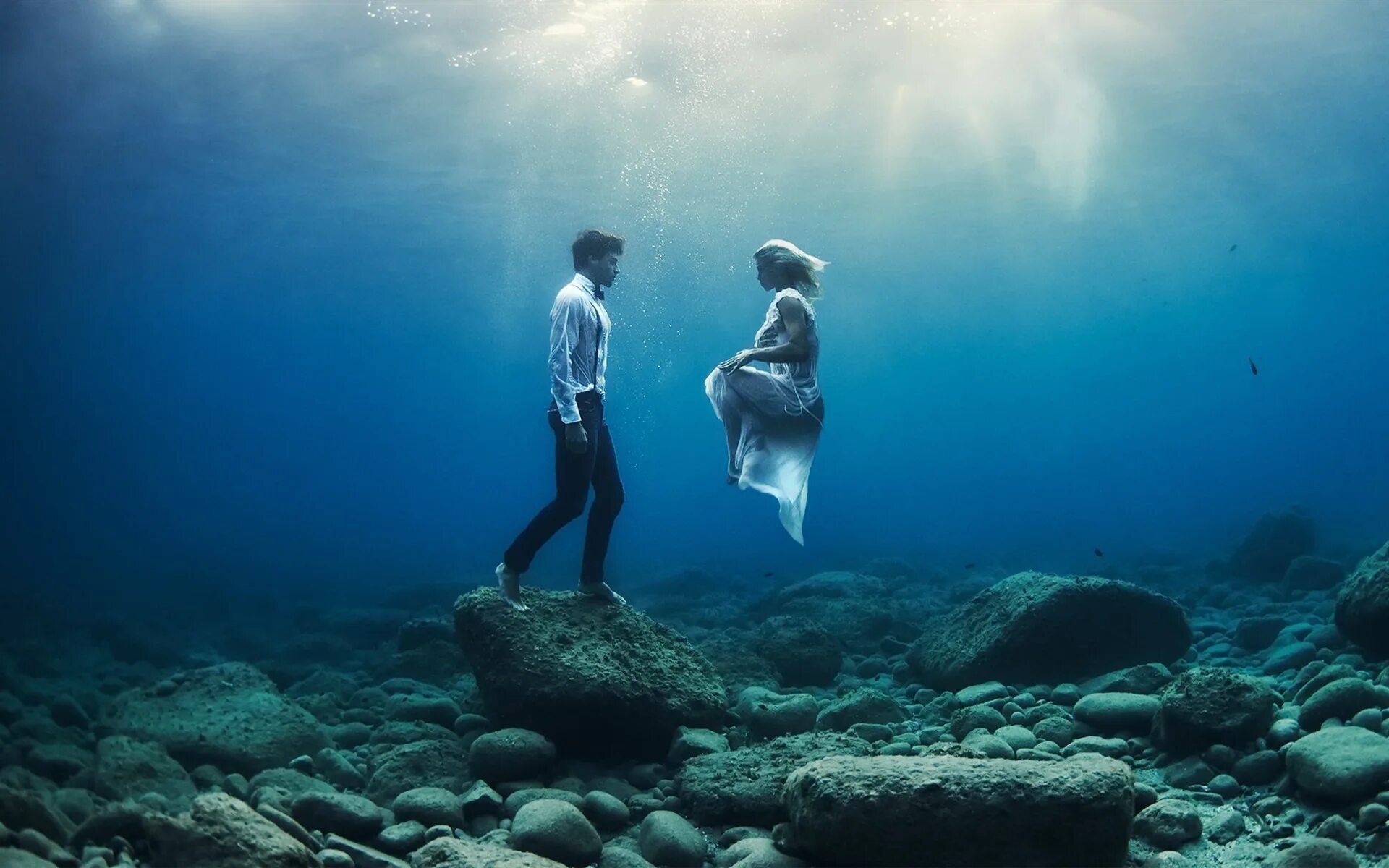 Вода падает в океане. Человек в океане. Парень и девушка под водой. Подводная фотосессия. Человек под водой.