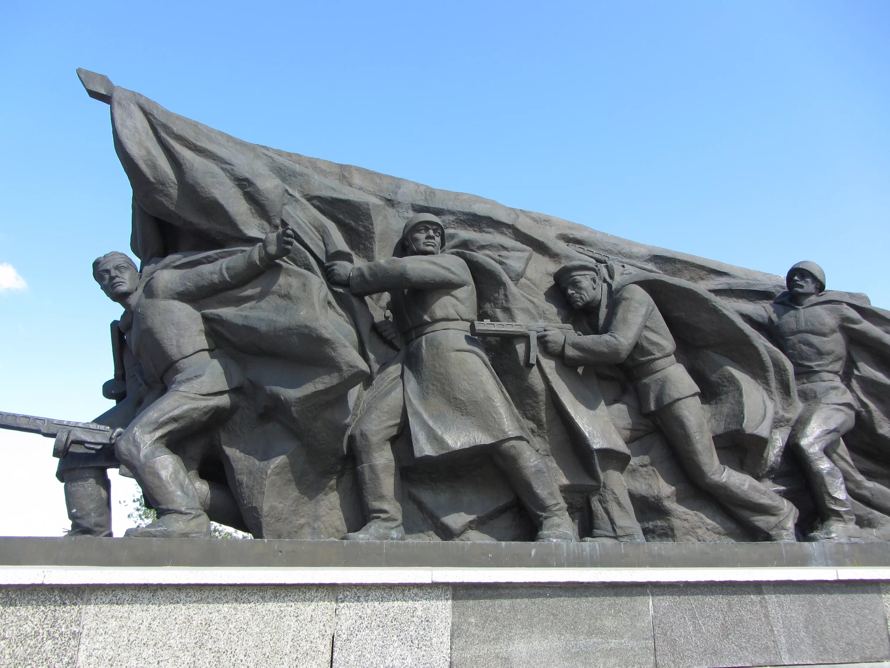 Первый памятник великой отечественной войны