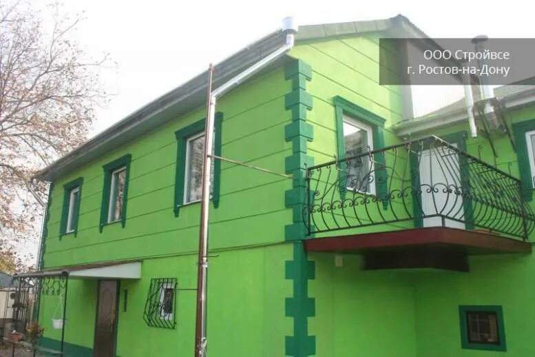 Фасадная краска зеленая. Дом покрашенный зеленой краской. Покраска фасада дома в салатовом цвете. Крашеный зеленый домик. Покрасить дом в зеленый цвет