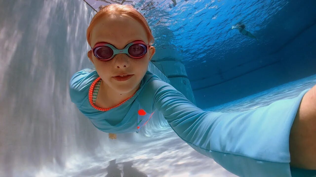 Свиминг пул песня. Elizabeth Swims. Elizabeth swimming. Elizabeth Underwater. Underwater Pool little.