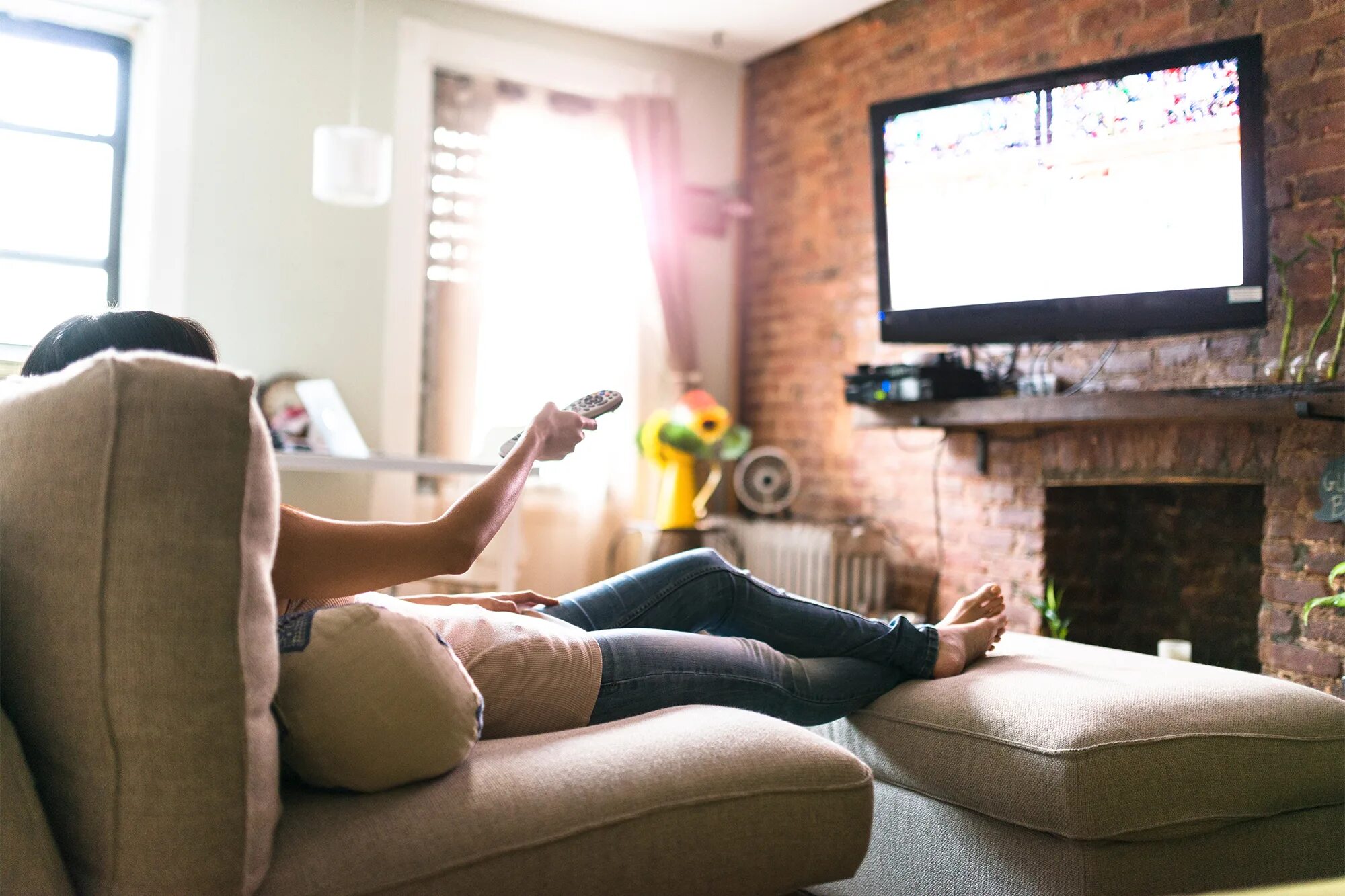 Your attitude to watching tv. Перед телевизором. Лежит перед телевизором. Женщина на диване перед телевизором. Телевизор вечер.