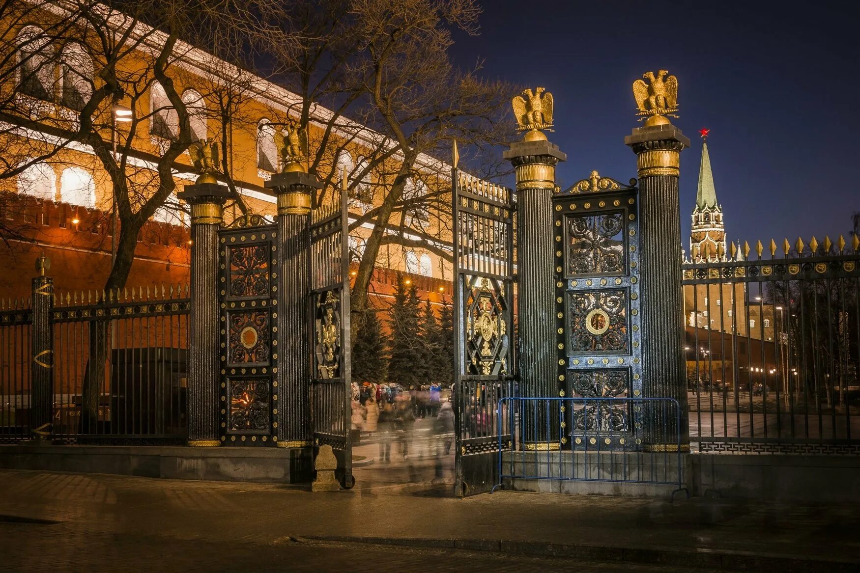 Александровский сад москва ограда. Александровский сад москва ограда. Александровский сад ворота. Александровский сад москва ограда. Ворота александровского сада.