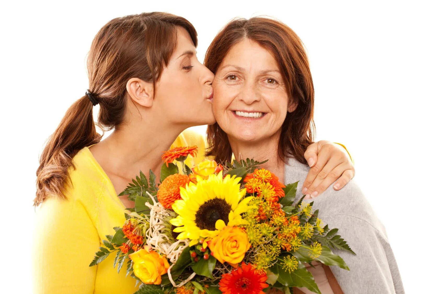 Цветы для мамы. Ребенок дарит цветы маме. День матери. Взрослая женщина с цветами. Дополнительный день матери