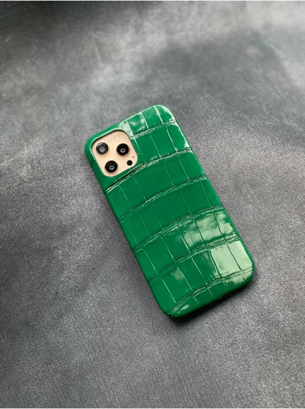 Зеленый чехол для телефона. Зеленый кожаный чехол iphone 13 Pro Max. Зеленый чехол на айфон. Зеленый чехол на айфон 12. Зелёный кожаный чехол на айфон 13 зелёный.