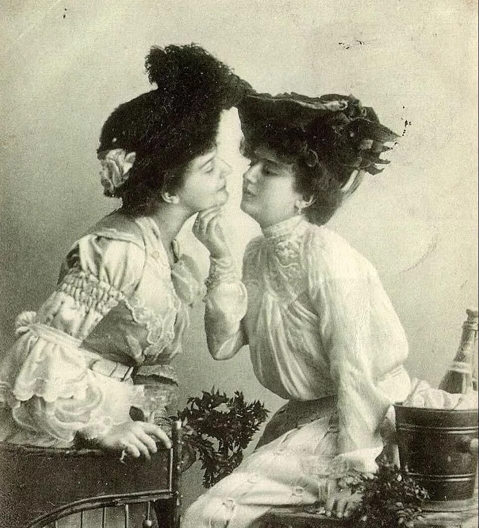 Lesbians 19. Женщины 19 века. Викторианская эпоха 19 век. Старинные фотографии. Викторианские девушки.