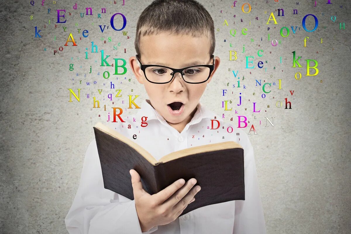 Программа умные дети. Умный ребенок. Мальчик в очках с книгой. Умный мальчик в очках. Удивленный мальчик в очках.