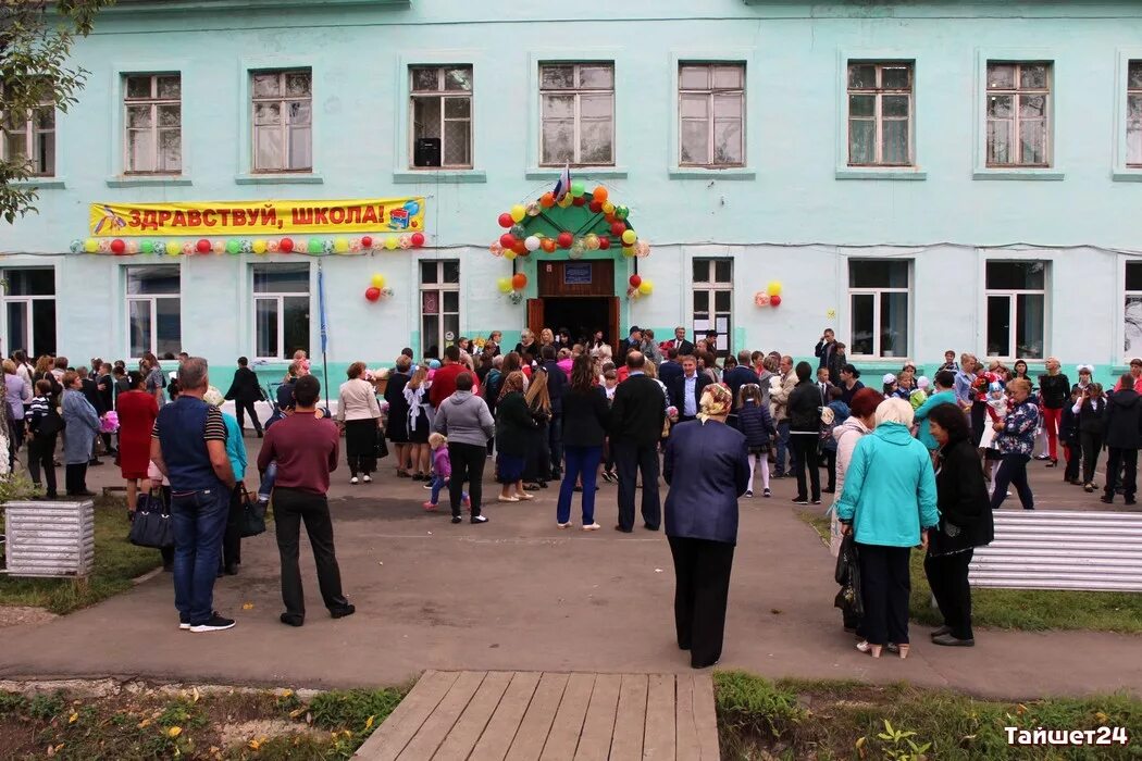 Учителя 24 школы касли. Музеи подольска. Школа 25 музей. Сош 24 подольск. Экскурсовод мужчина.