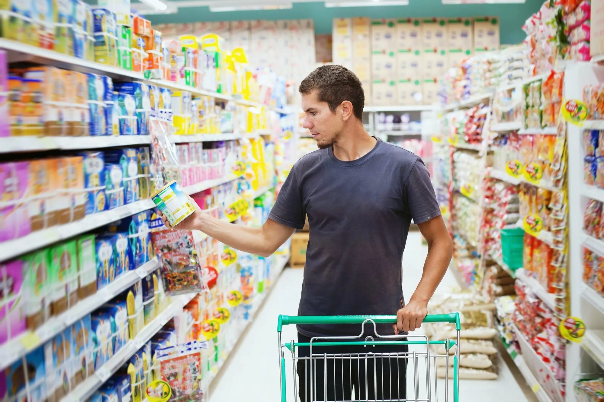 He work in a shop. Покупатель в магазине. Люди в супермаркете. Мужчина в магазине. Люди в магазине.