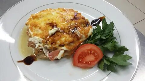 Свинина с грибами и сметаной в духовке