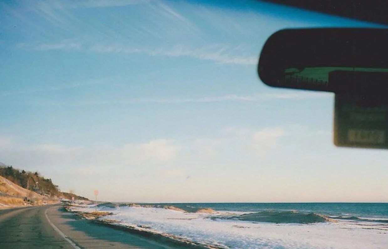 Уехать дальнейший. Вид на море с машины. Вид из окна машины на море. Дорога вдоль моря. Вид из машины на море.