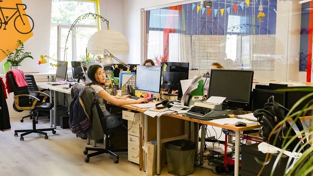 Адрес рабочего места. Рабочее место работника. брендирование рабочего места. рабочее место в офисе интроверта. смена рабочего места.