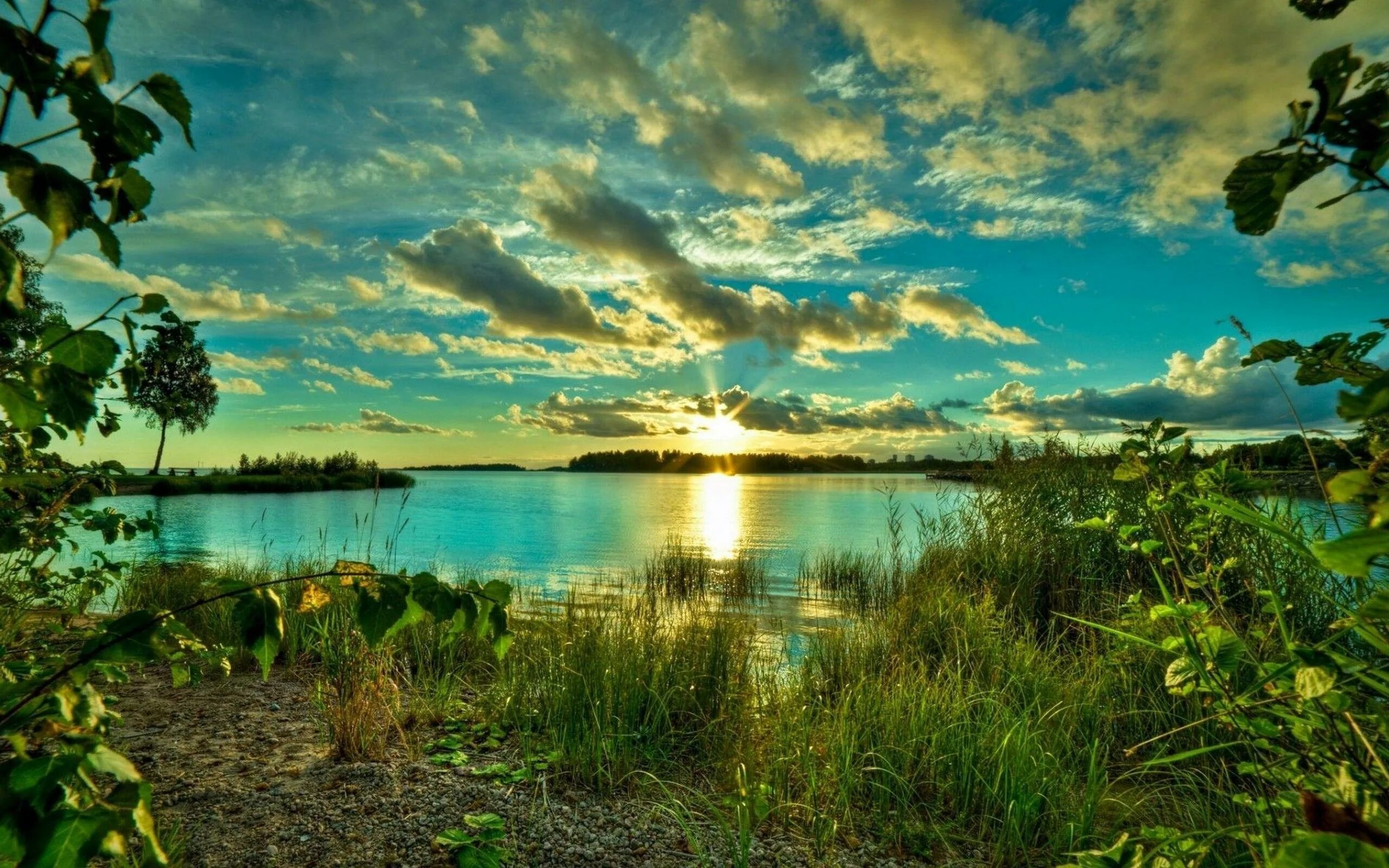 Высокое качество и отличный. Озеро Тургояк. Лето озеро. Летний пейзаж. Красивая природа.