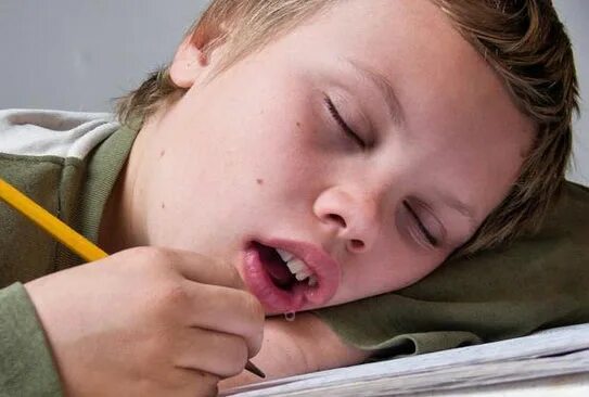 Почему во сне текут слюни. Причины обильного слновыелния. Повышенное слюнотечение причины. Слюни на подушке. Слюни текут во сне у взрослого.