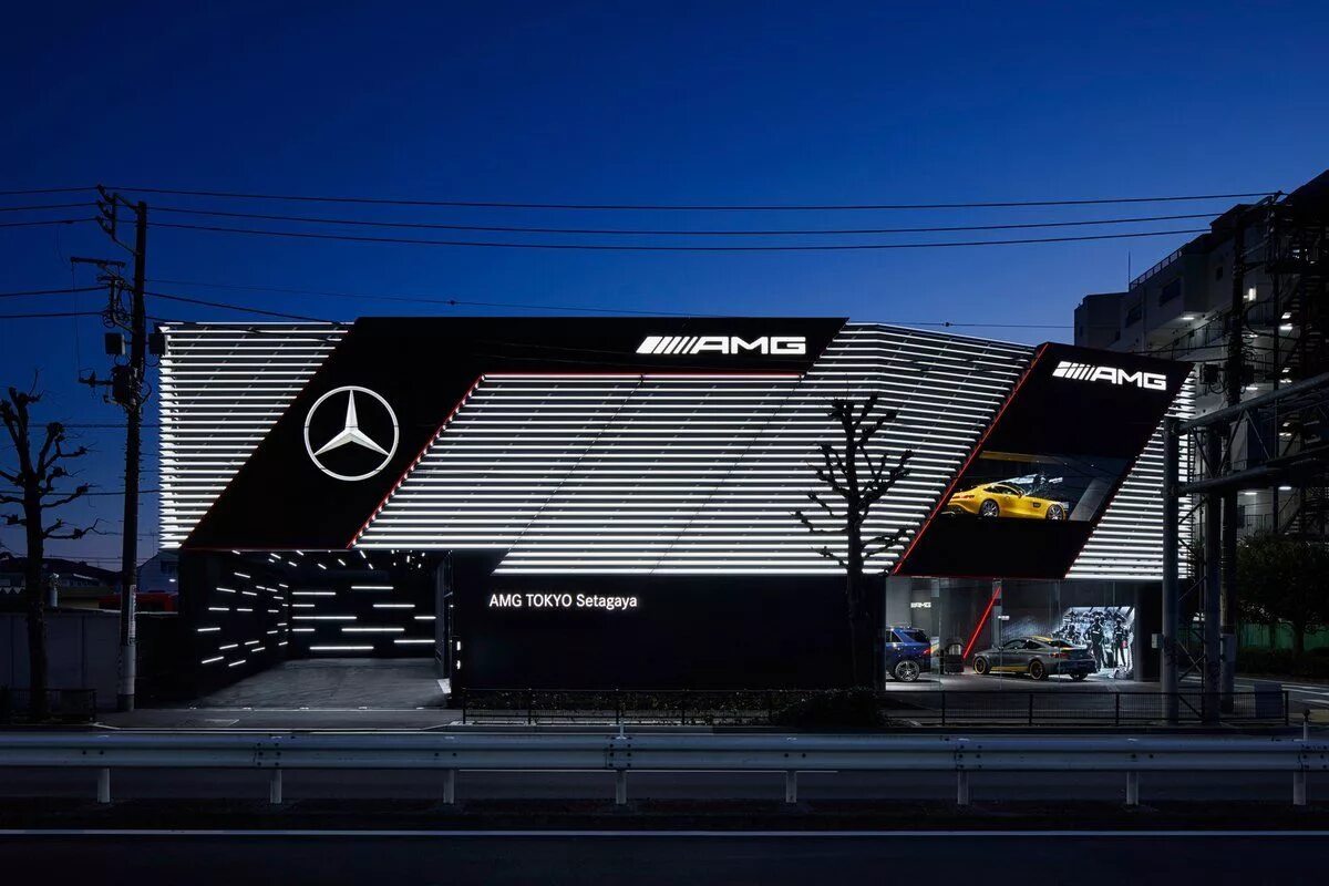 Магазин амг. Mercedes benz showroom. Магазин амг. Магазин амг. Amg performance center.