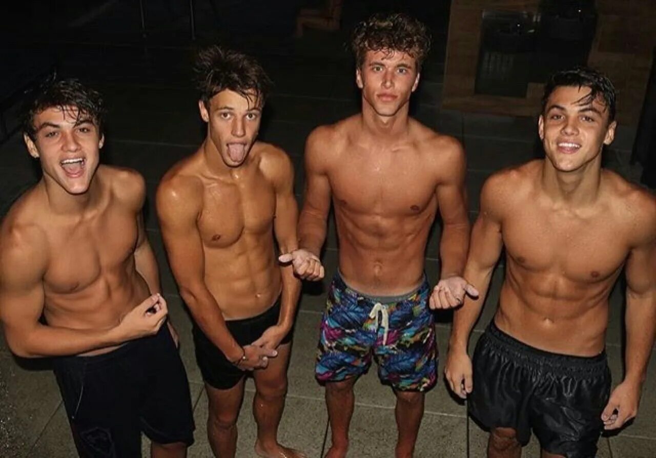 Очко твинка. Cameron Dallas Dolan Twins. Кэмерон Даллас пресс в 16. Красивые парни твинки. Парни веселятся.