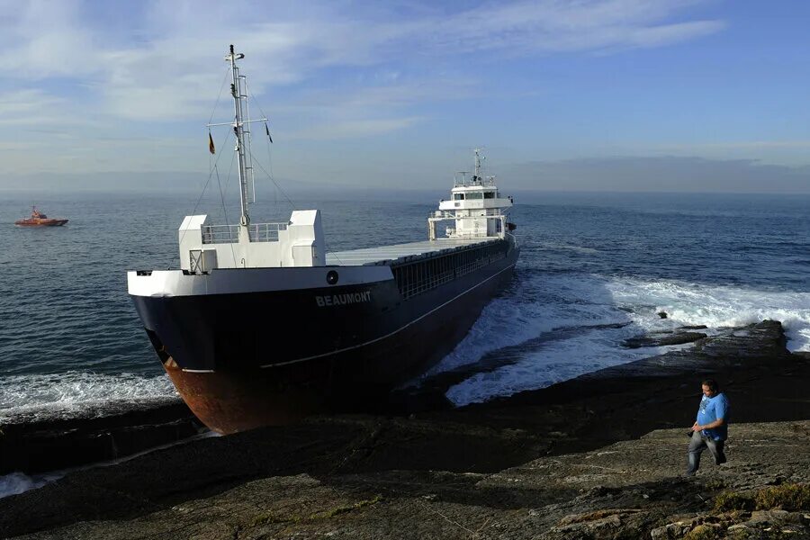 Ship run. Судно на мели. Судно село на мель. Посадка судна на мель. Судно севшее на мель.