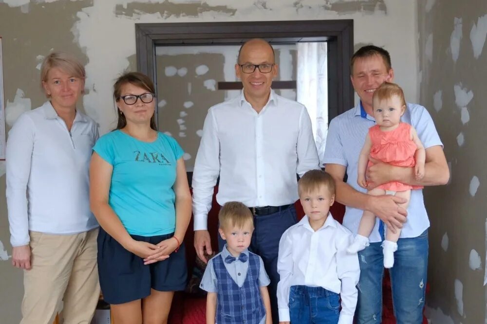 Вручение ордена родительская слава. Год семьи удмуртии 2010. Многодетная семья удмуртия. Удмуртия год семьи. Удмуртия год семьи.