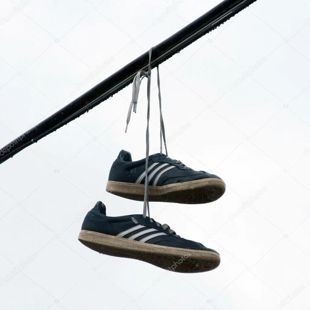 Обувь на проводах что значит. Подвешенные кеды. Кроссовки на проводах. Кроссовки весят на проваах. Кроссовки висят на шнурках.
