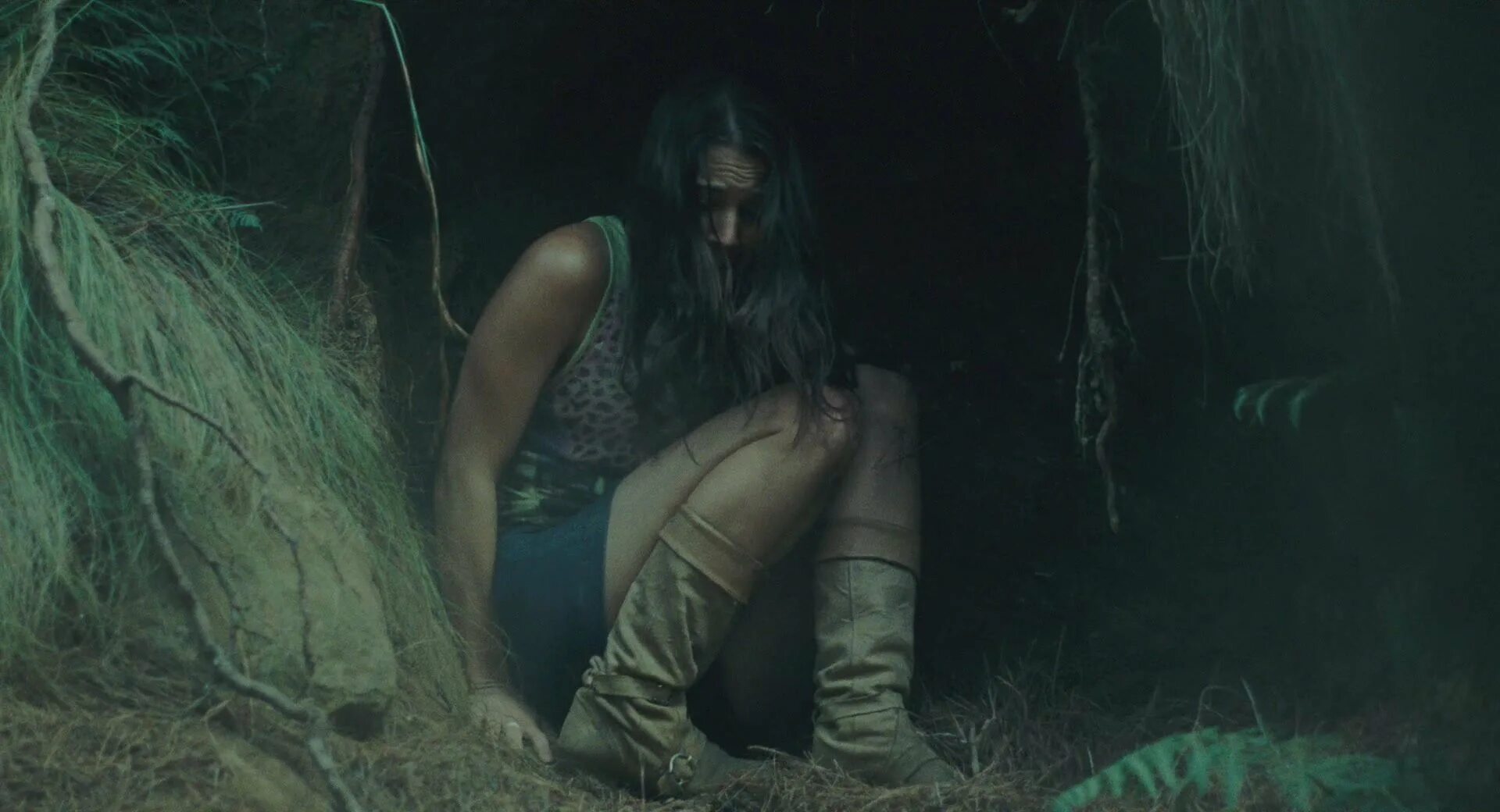 Похищение девочки в лесу. Шерил уильямс зловещие мертвецы 1981. Девочка в лесу. Человек привязанный к дереву. Насилие девушек в лесу.