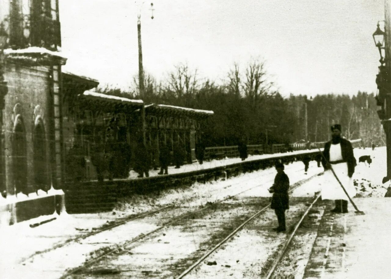 Жд вокзал солнечногорск. Станция крюково 1860. станция крюково 19 век. жд станция крюково. вокзал на станции крюково.