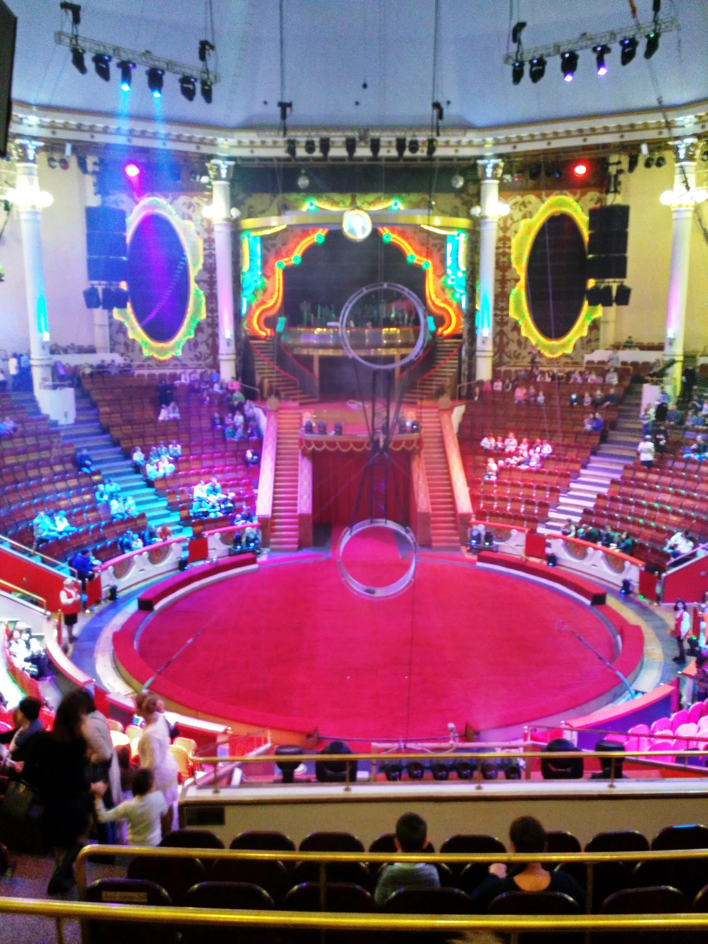 Государственный цирк на проспекте вернадского. Московский цирк на проспекте вернадского. Арена цирка на вернадского. Большой московский цирк на проспекте вернадского зал. Большой цирк на проспекте вернадского.