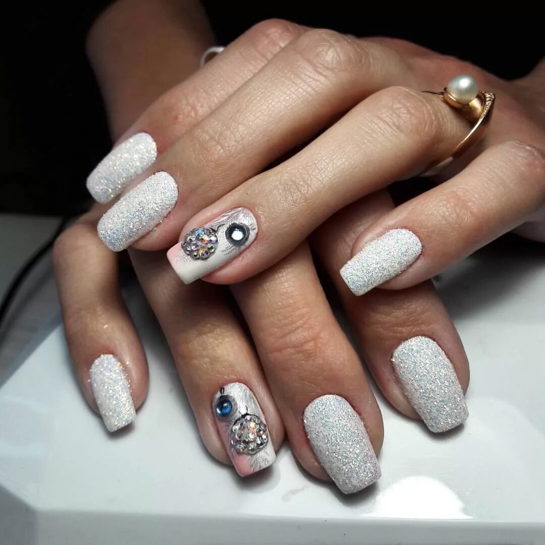 зимний маникюр. зимний дизайн ногтей. ногти зима. бело серебристый маникюр. идеи новогоднего маникюра белый.