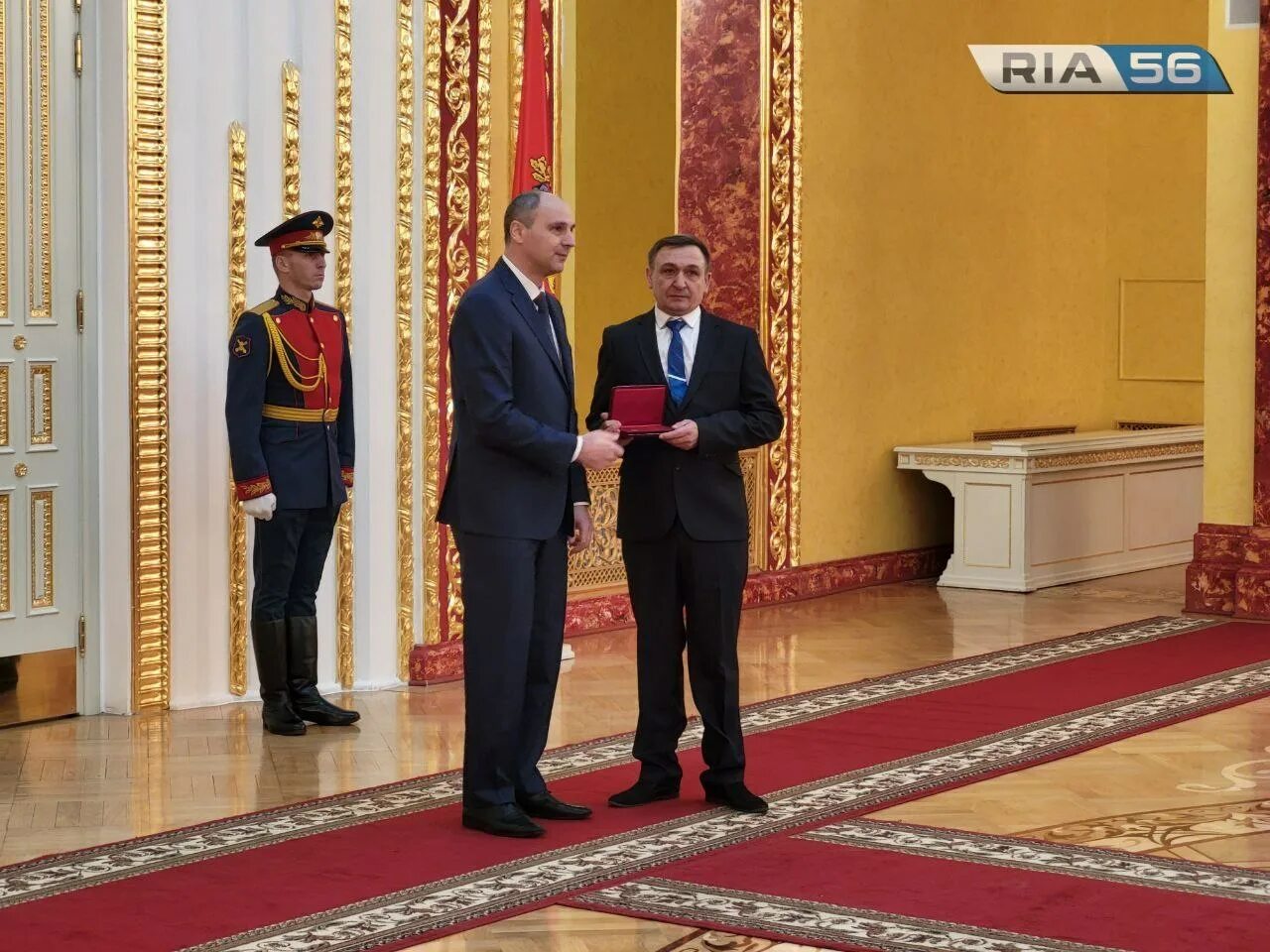 Губернатор вручил награды. Награждение государственными наградами. оренбург губернатор наградил. вручение губернатором ростовской области наград.