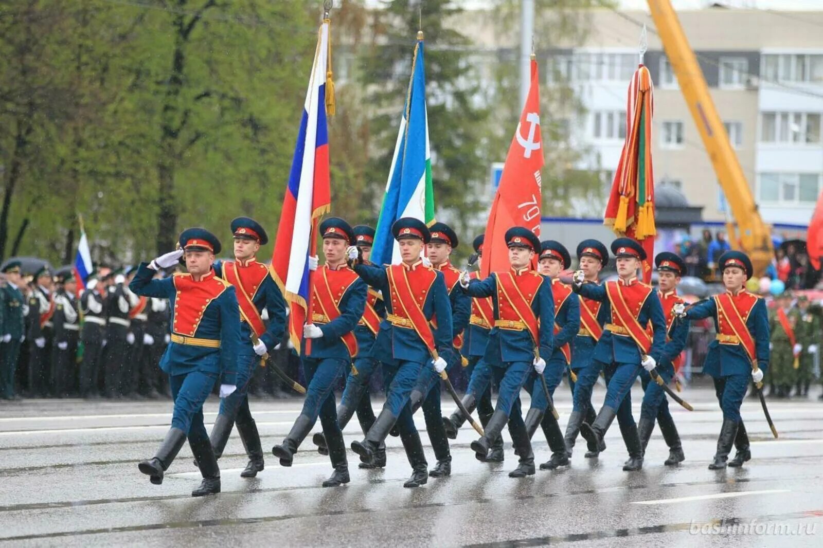 В городе прошло 9 мая. Парад Победы. Парад 9 мая. День Победы парад. Военный парад школьников.