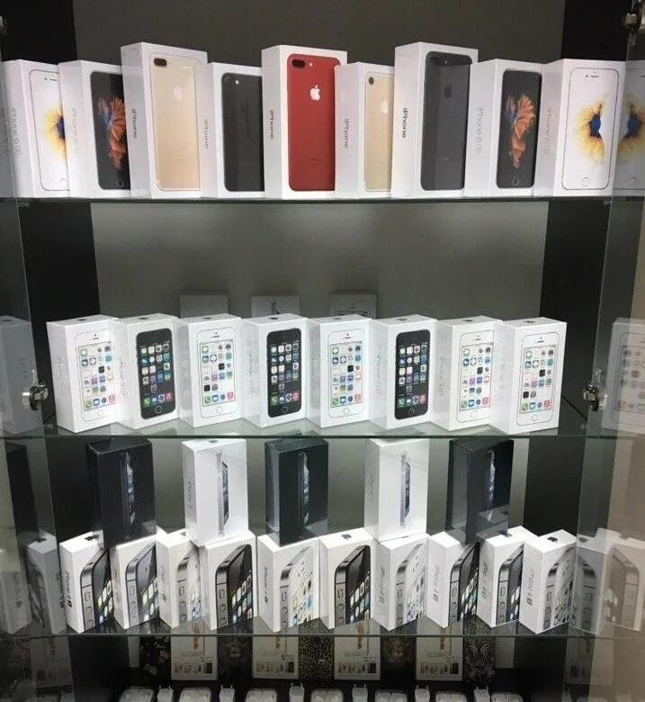 Витринный iphone. Iphone на витрине. Витрина с айфонами. Магазин айфонов. Много айфонов.