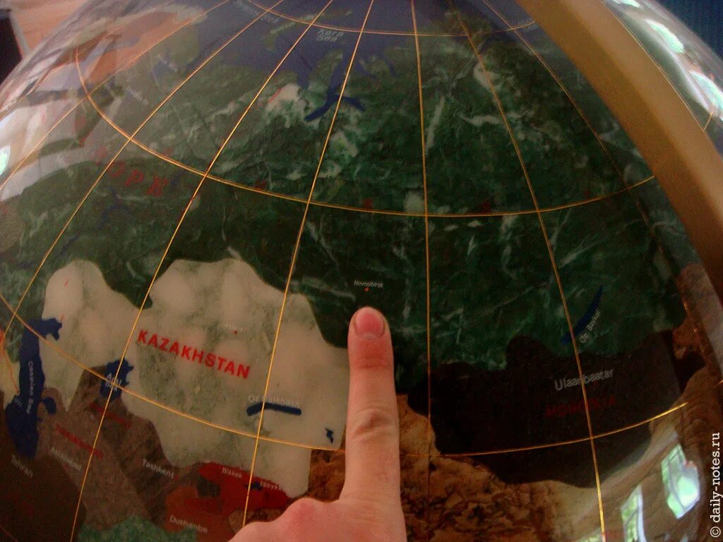 Россия на глобусе. Глобус с городами. Покажи Россию на глобусе. Глобус вблизи Россия.