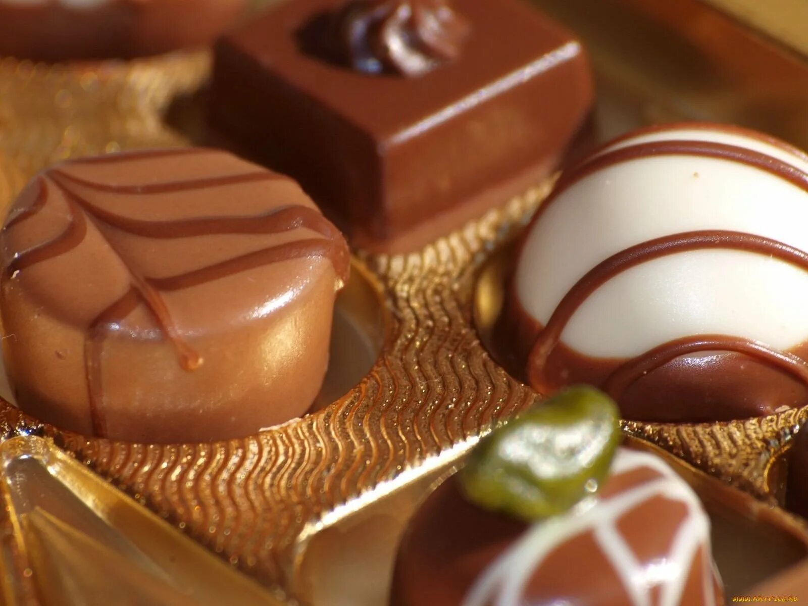 куча шоколадных конфет. шоколад. шоколад во сне. аппетитный шоколад. сон кушать шоколадные конфеты.