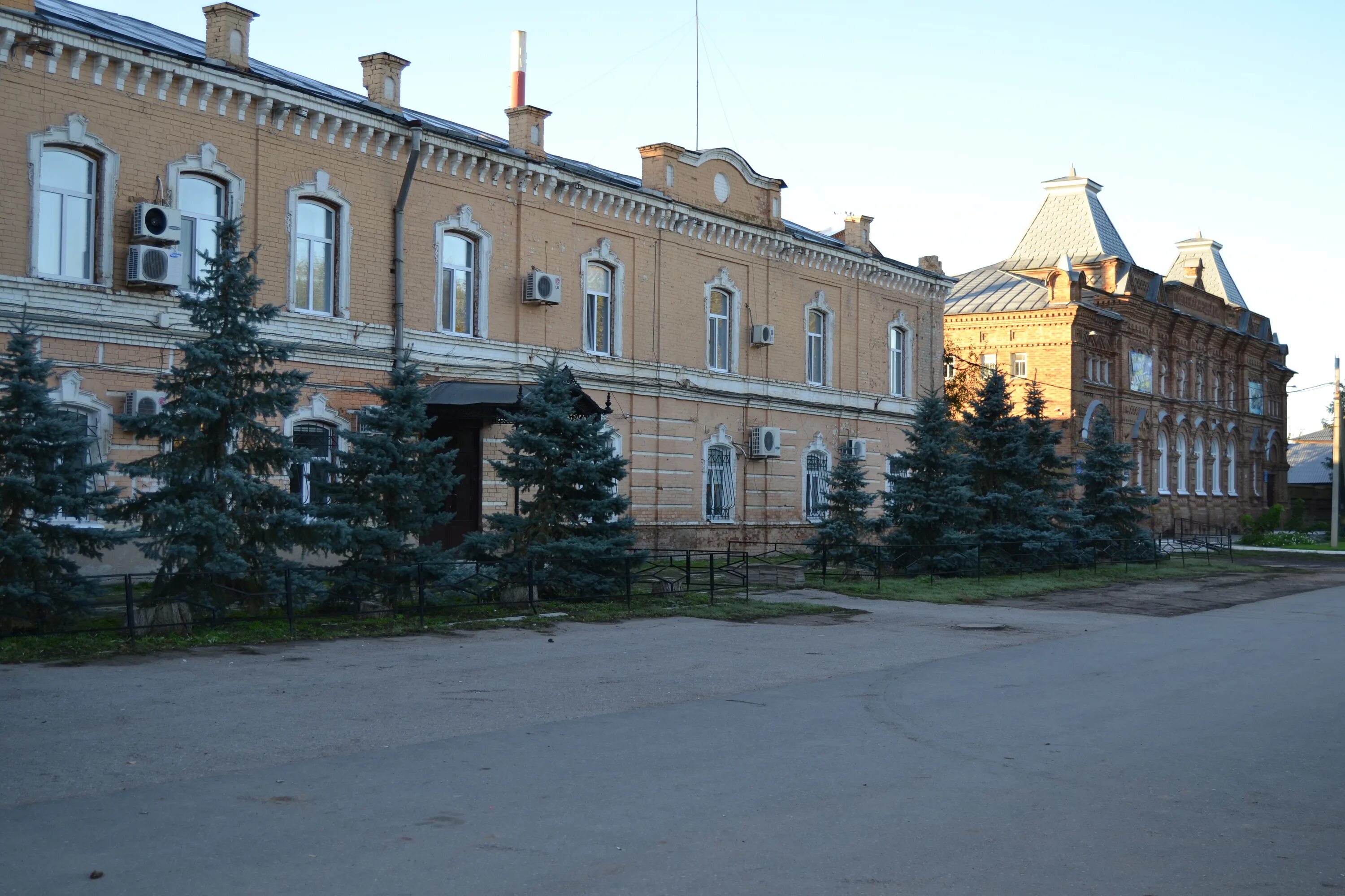 Новоузенск сайт. Новоузенск Саратовская область. Новоузенск Саратовская область администрация. Новоузенск достопримечательности. Саратовская область город Новоузенск площадь.