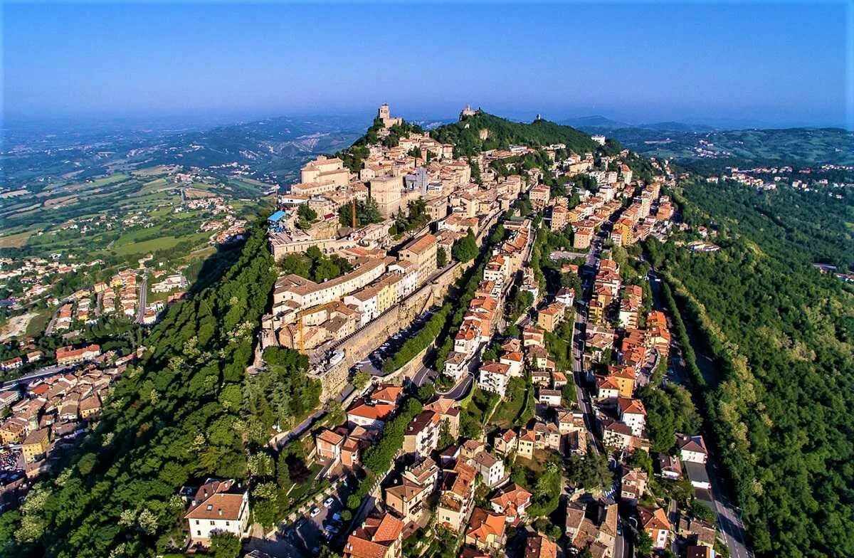 Сан Марино гора Монте титано. Исторический центр Сан-Марино и гора титано. San Marino (Сан Марино). Столица Сан Марино столица. Сан марино купить