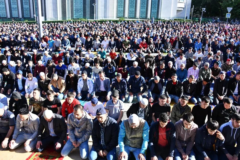 Видео ураза. Ураза байрам, праздник разговения. Праздник разговения у мусульман. Рамадан в Москве 2012. Ураза фото.