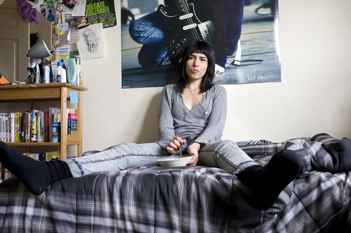 В комнате 3 женщины. Шикарная комната для девушки. Комната для девушки. Телевизор philips 46pfl7007t 46". Несколько девушек на диване.