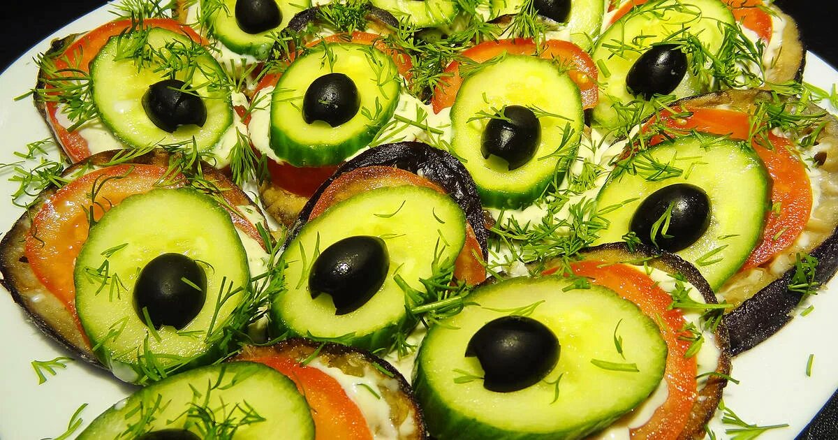 закуска павлиний хвост. закуска павлиний глаз. закуска из баклажанов павлиний хвост фото. баклажаны павлиний хвост. баклажаны павлиний хвост.